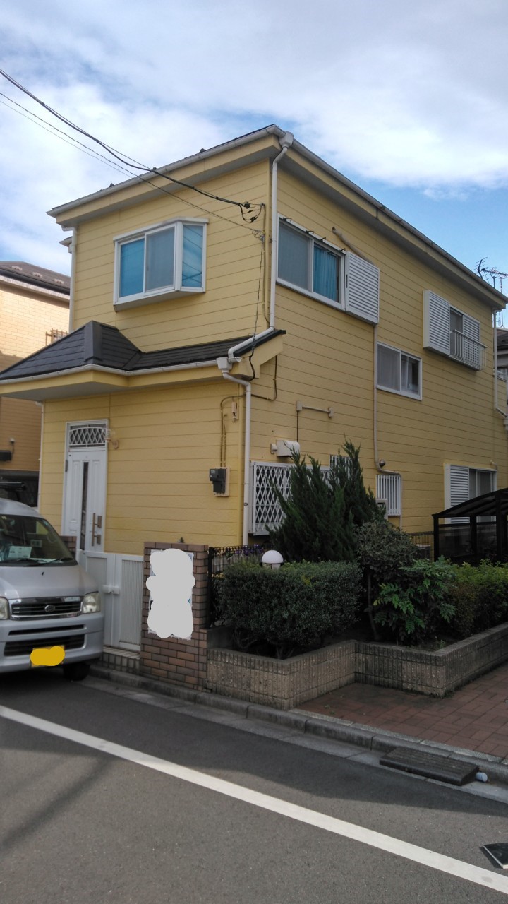 施工前の外観です。
黄色一色に、屋根と付帯部の差し色がアクセントとなっています。